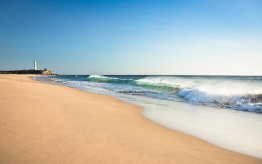 Der Strand Zahora, im Hintergrund der Leuchtturm Trafalgar © Zai Aragon / Shutterstock.com