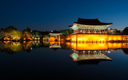 Traditionell koreanische Gebäude am Teich Anapji in Gyeongju © Ivan Marc / shutterstock.com