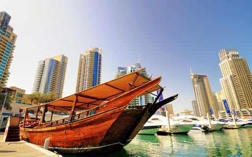 Holzboot im Hafen von Dubai © kawinnings