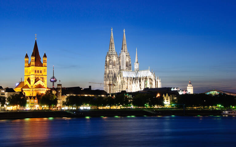 Blick auf die St. Martin Kirche und den Kölner Dom © Scirocco340 / Shutterstock.com