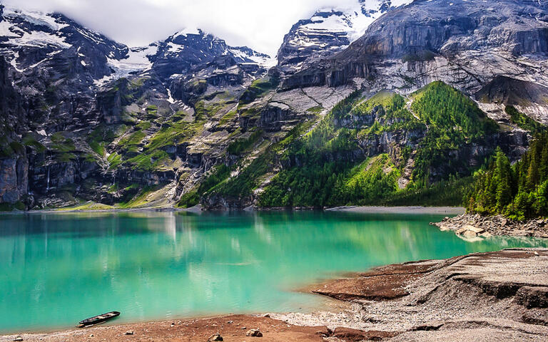 Der smaragdgrüne Oeschinensee im Herzen der Schweizer Alpen, Kandersteg, Schweiz © Ivan Pavlov / Shutterstock.com