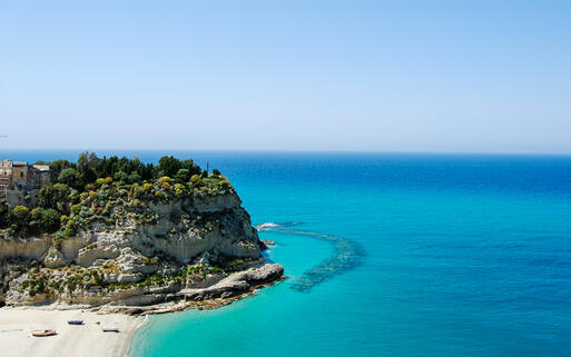 Blick auf die traumhafte Küste von Tropea, Kalabrien, Italien © Franco Volpato / Shutterstock.com