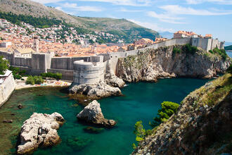 Blick über die Stadt und die Stadtmauern von Dubrovnik © Bertl123 / Shutterstock.com
