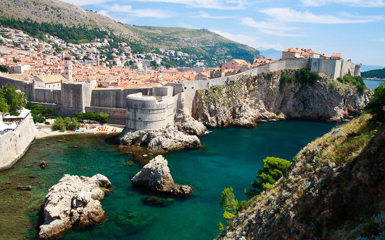Blick über die Stadt und die Stadtmauern von Dubrovnik © Bertl123 / Shutterstock.com