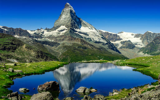 Ein kleiner Bergsee vor der traumhaften Bergkulisse des Matterhorn, Wallis, Schweiz © Jool-yan / Shutterstock.com