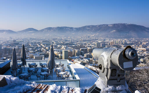 Blick über die Stadt Graz im Winter, Steiermark, Österreich © photoflorenzo / shutterstock.com