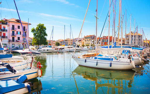 Bunte Segelboote im Hafen von Grado © jakobradlgruber / Shutterstock.com