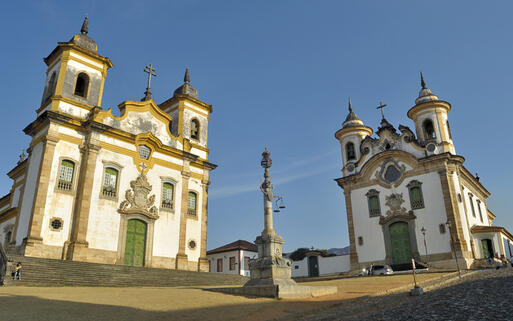 Die Kirchen Igreja São Francisco de Assis und Igreja Nossa Senhora do Carmo in Mariana, Minas Gerais © Vitoriano Junior / shutterstock.com