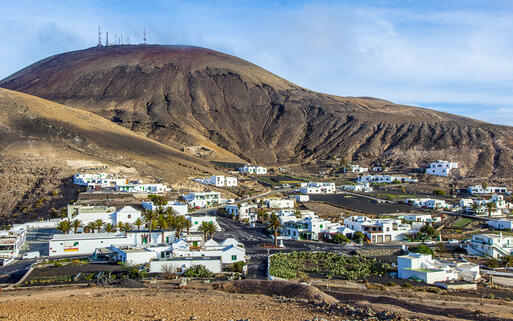 Das kleine Dorf Femes auf Lanzarote © Jorg Hackemann  / Shutterstock.com