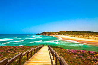 Blick auf den Traumstrand Praia da Amoreira © Devi / Shutterstock.com