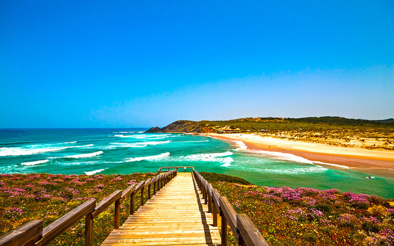 Blick auf den Traumstrand Praia da Amoreira © Devi / Shutterstock.com