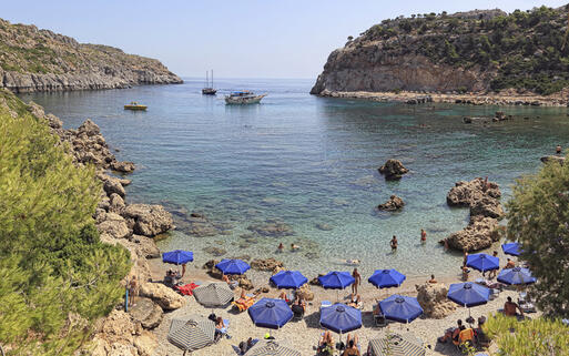 Badegäste in der felsigen Anthony Quinn Bucht an der Ostküste von Rhodos © Laszlo Szirtesi / Shutterstock.com