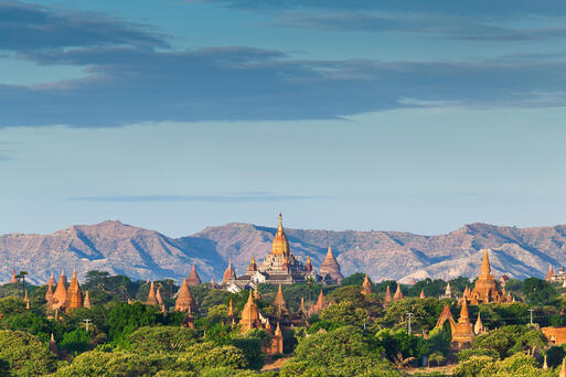Tempel in der Ebene von Bagan © lkunl  / Shutterstock.com