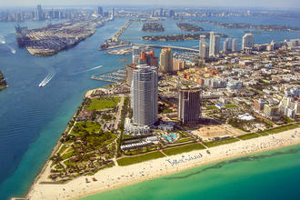 Blick auf den South Pointe Park und den Strand in Miami Beach, Florida, USA © alexmillos / Shutterstock.com