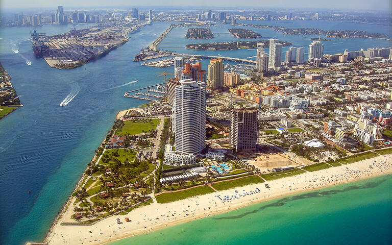 Blick auf den South Pointe Park und den Strand in Miami Beach, Florida, USA © alexmillos / Shutterstock.com