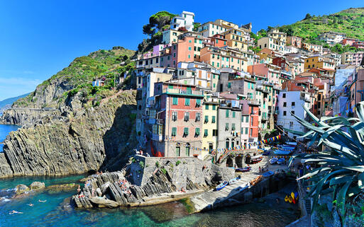 Die Häuschen von Rio Maggiore liegen eingebettet in die steilen Felsen © Angelo Ferraris / shutterstock.com