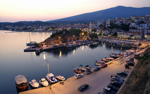 Der Hafen von Limenaria bei Sonnenuntergang © sima / Shutterstock.com