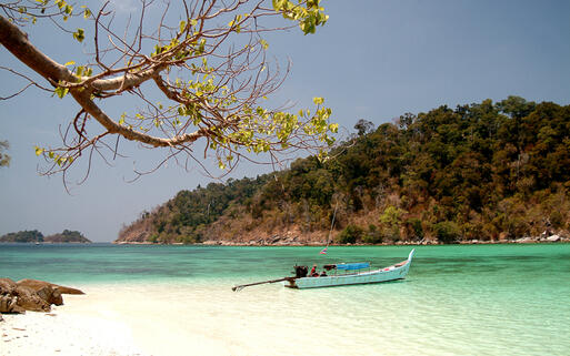 Weisser Sandstrand im Süden von Thailand © topten22photo / shutterstock.com