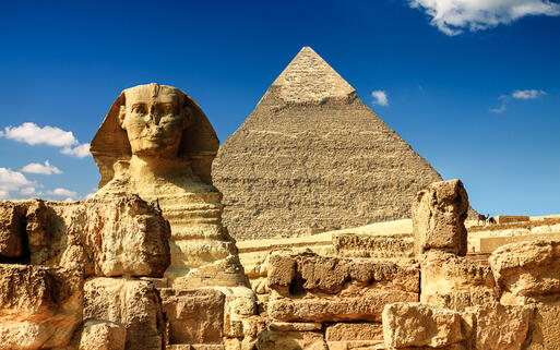 © Kokhanchikov / Shutterstock.com Die Große Sphinx von Gizeh, mit der Pyramide des Cheops © Kokhanchikov / Shutterstock.com