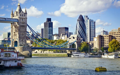 Tower Bridge und Financial District in London © QQ7  / Shutterstock.com