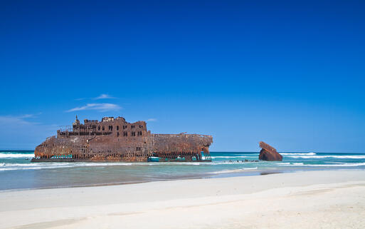 Schiffswrack vor der Küste © Peter Schwarz / Shutterstock.com