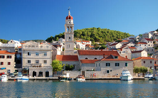 Der malerische Ort Pucisca auf der Insel Brac © Darios / shutterstock.com