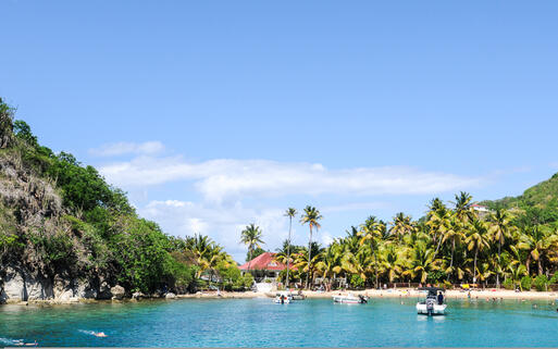 Blick auf die französiche Insel Les Saintes vor Guadeloupe © Pack-Shot / Shutterstock.com