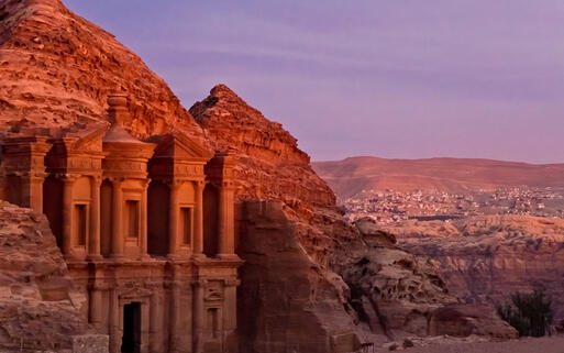 Das imposante Felsgebäude Ad Deir in der antiken Stadt Petra mit Blick auf die Stadt Wadi Musa © Ralf Siemieniec  / Shutterstock.com