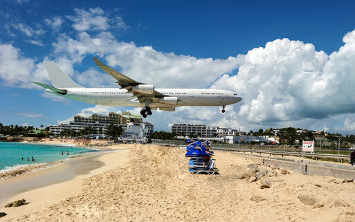 Die Maho Bay ermöglicht den weltweit spektakulärsten Blick auf landende und startende Flugzeuge, Sint Maarten, Karibik © Stephanie Rousseau / Shutterstock.com