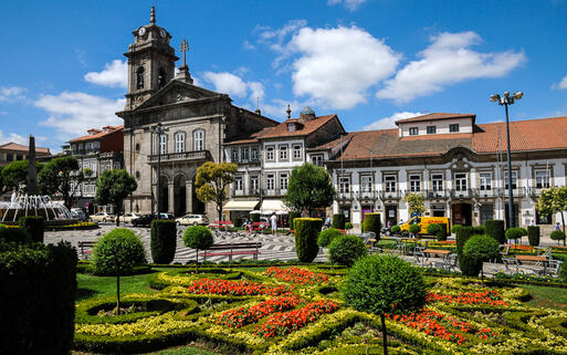 Stadtplatz von Guimaraes, Kulturhauptstadt 2010, Portugal © Pack-Shot / Shutterstock.com
