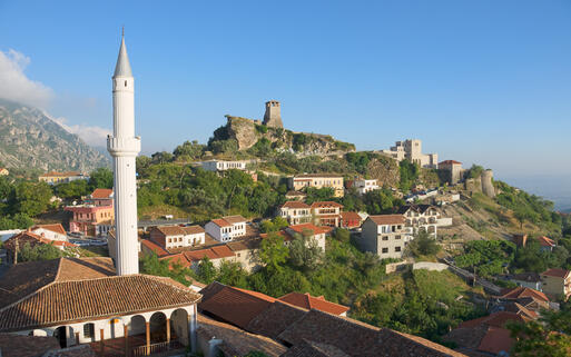 Die Stadt Kruja mit dem Uhrturm und dem Nationalmuseum im Skanderbeg Schloss © ollirg / shutterstock.com