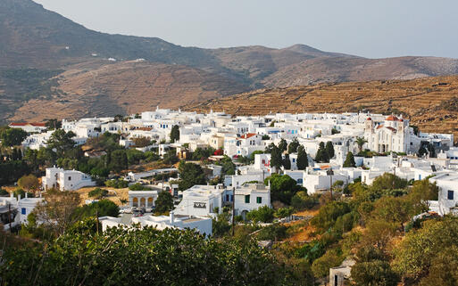Blick über das Dorf Pirgos auf Tinos © Georgios Alexandris / Shutterstock.com