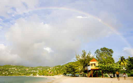 Regenbogen über der Grand Anse Bay © PHB.cz (Richard Semik) / Shutterstock.com