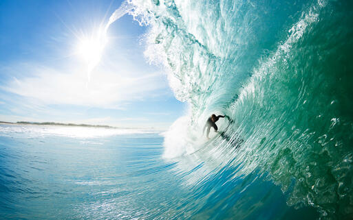 Surfer vor der Küste Hawaiis, USA © EpicStockMedia / Shutterstock.com