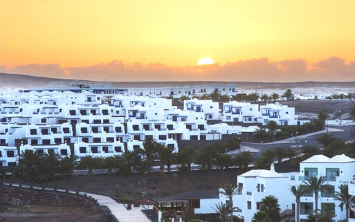 Hotelanlage auf Lanzarote bei Sonnenuntergang © cristovao  / Shutterstock.com