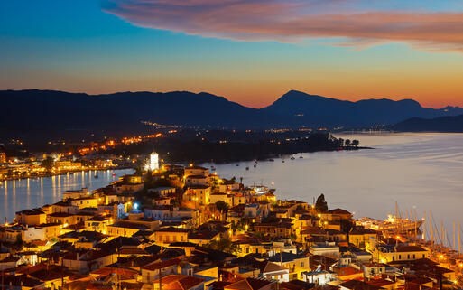 Blick über Poros bei Nacht © S.Borisov / Shutterstock.com