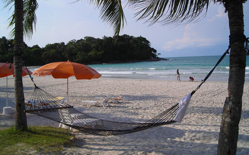 Hängematte auf dem Strand von Bintan © Peiling / shutterstock.com