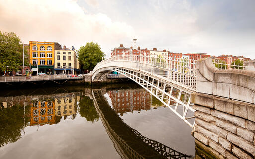 Die Ha'penny Brücke ist ein beliebter Platz Touristen, Dublin, Irland © Tyler Olson / Shutterstock.com