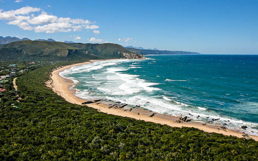 Der Strand von Nature's Valley im Tsitsikamma National Park © Circumnavigation / Shutterstock.com