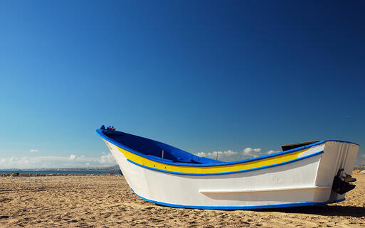 Fischerboot am Strand der Costa da Caparica, Portugal © Frank Spee / Shutterstock.com