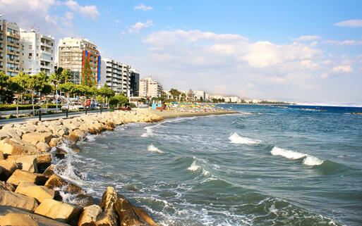 © ruzanna / Shutterstock.com Die Küste von Limassol, Zypern © ruzanna / Shutterstock.com