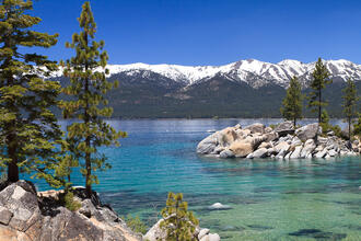 Der See Lake Tahoe mit Blick auf die Sierra Nevada, USA © topseller / Shutterstock.com