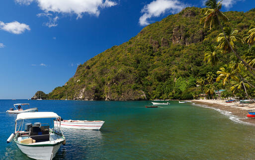 Boote legen vor der Küste von Soufriere in St. Lucia an © Lucia Pitter / Shutterstock.com
