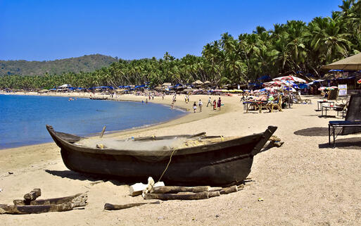 Fischerboot auf dem Sandstrand Palolem in Goa © Andrey Lukashenkov / Shutterstock.com