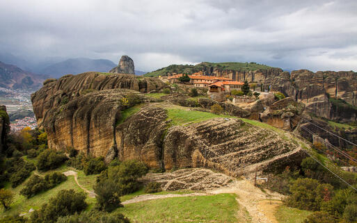 Das Kloster Agía Triáda, eines der Metéora-Klöster östlich des Pindos Gebirges, in der Nähe der Stadt Kalambaka © katatonia82 / shutterstock.com
