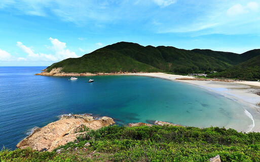 Der Strand Sai Wan in Hongkong © leungchopan  / Shutterstock.com