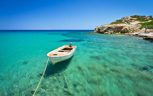 Boot in wunderbar türkiser Bucht © Patryk Kosmider