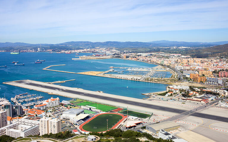 Der weltweit einmalige Flughafen Gibraltar. Die Piste  kreuzt die einzige Straßenverbindung mit Spanien. © Artur Bogacki / Shutterstock.com
