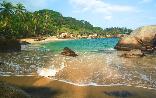 Wunderschöner karibischer Strand im Tayrona Nationalpark nahe der Stadt Santa Marta, Kolumbien © Sven Schermer / Shutterstock.com
