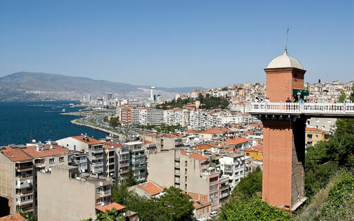 Blick über die Stadt Izmir und ihre Küste © GONUL KOKAL / Shutterstock.com
